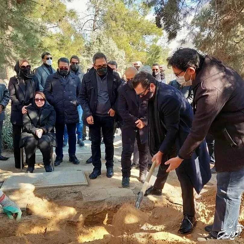 عکس تلخ از بی تابی مادر بهرام رادان در سوگ همسرش !